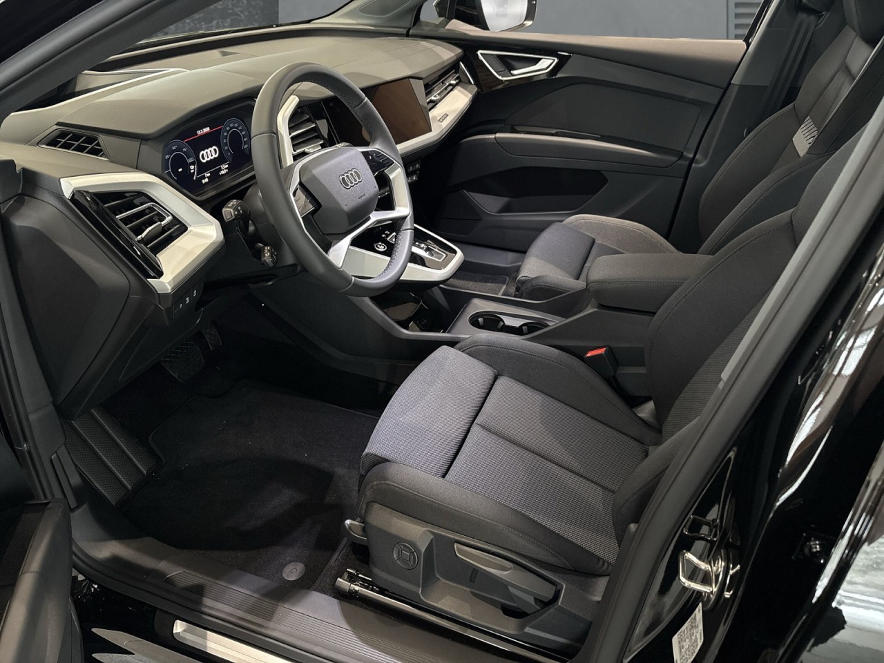 AUDI - Q4 45 e-tron 210 kW Klima Navi Rückfahrkamera_13