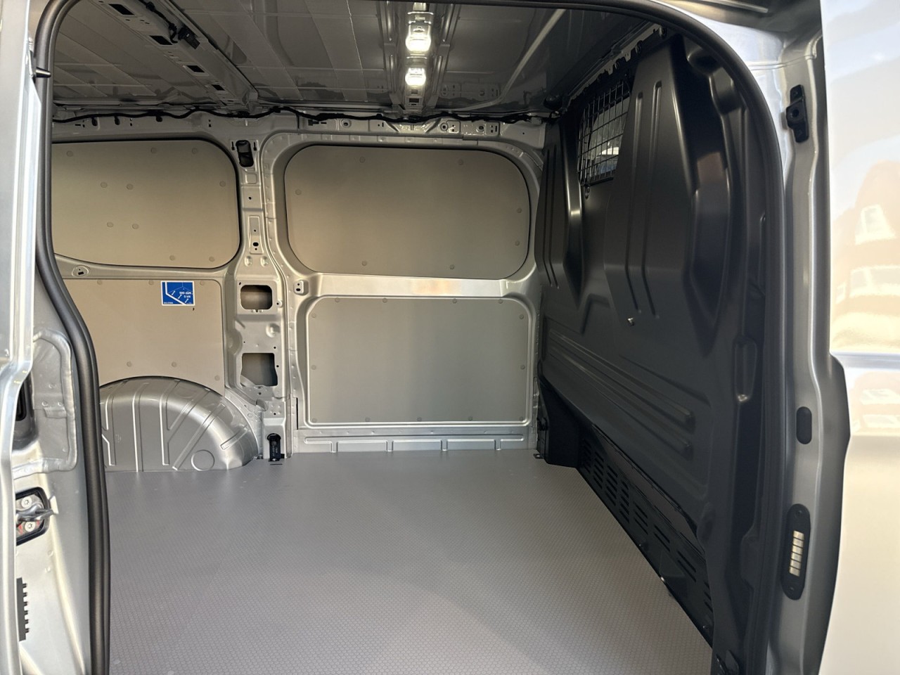 VW - NFZ Transporter Kasten Motor: 2,0 l TDI 110 kW Getriebe: 6-Gang-Schaltgetriebe Radstand: 3100 mm KR_8